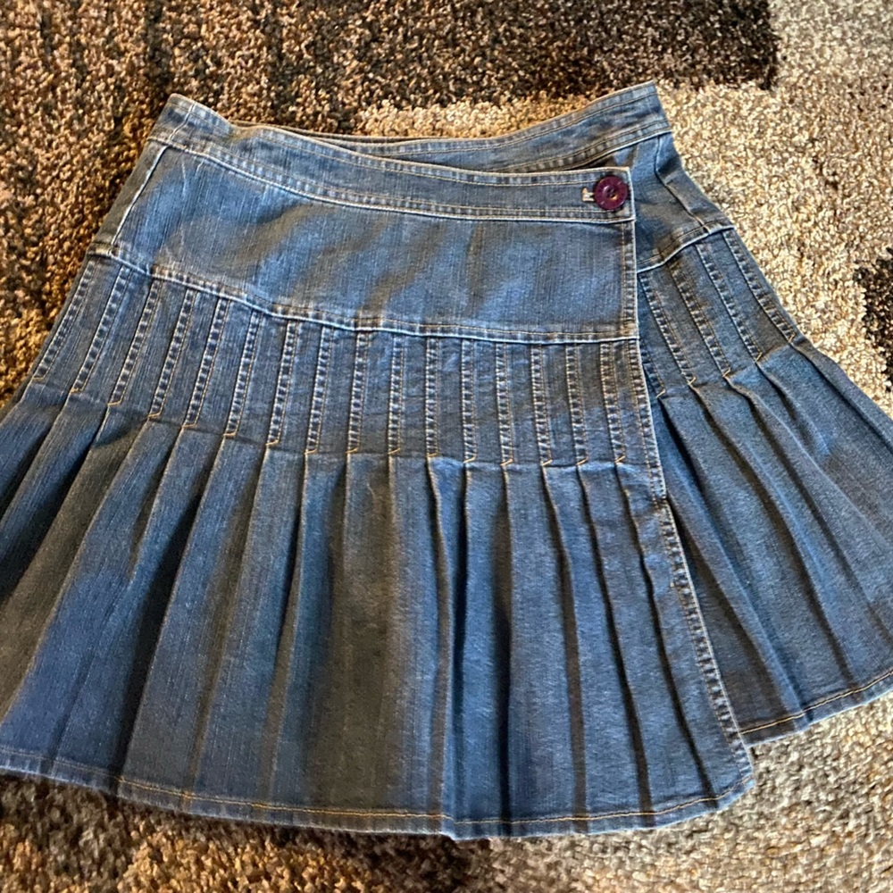 Very beautiful jean skirt dkny size2